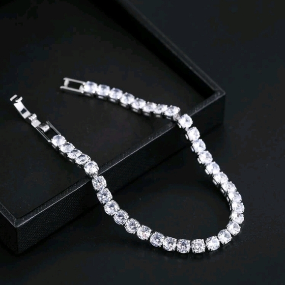 Jewelry - Luxury Tennis Bracelet Elegant Silver & Diamond/Cubic Zirconia Jewelry for Women